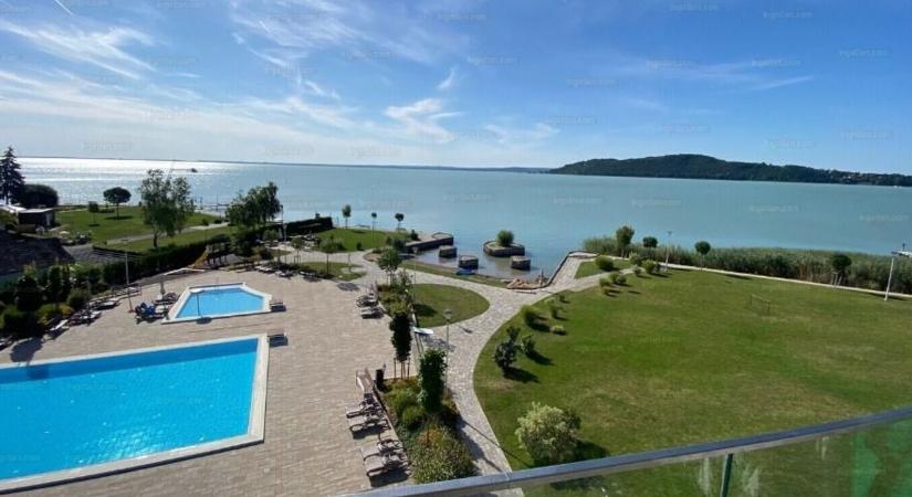 Ez a balatoni luxusingatlan mindent visz: külön strand, örök panoráma, full extra ( galéria)