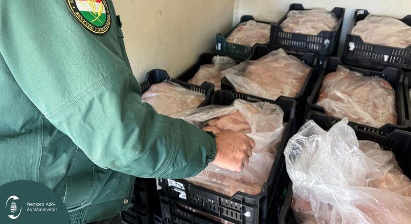 Már messziről bűzlött a teherautó, két hete lejárt húst akartak át csempészni