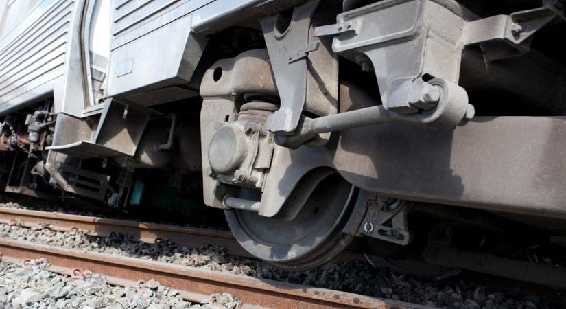 Autóval ütközött egy vonat – jelentős késések várhatóak