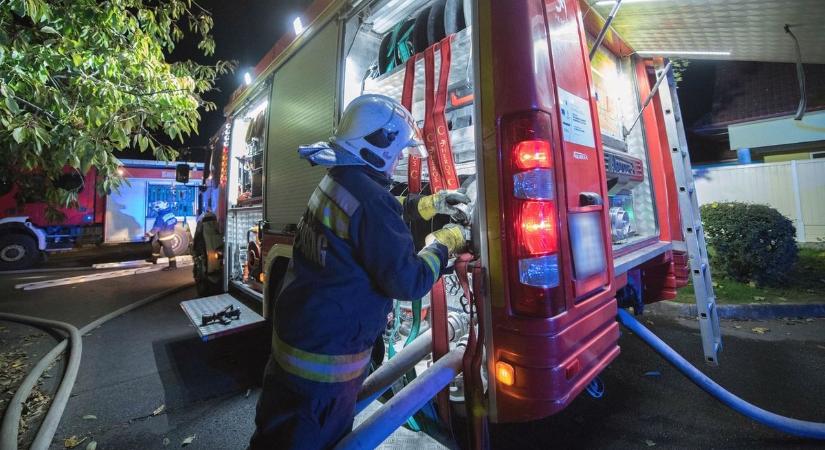 Teljes terjedelmében égett egy melléképület Bihartordán!