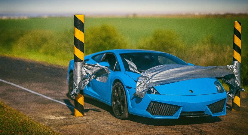 Videón a kísérlet: hány tekercs ragasztószalag állít meg egy száguldó Lamborghinit?