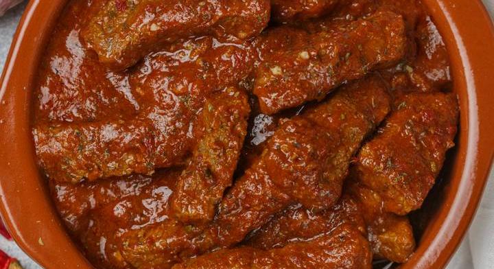 Sűrű, szaftos, vörösboros marhapörkölt: nokedlivel kínálva az igazi