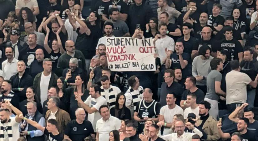 Elvették a bérletét az egyetemistákat támogató transzparens miatt