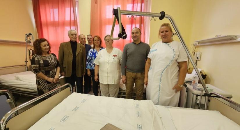 Újabb értékes adománnyal segítette a Rotary Club Szekszárd a kórházat