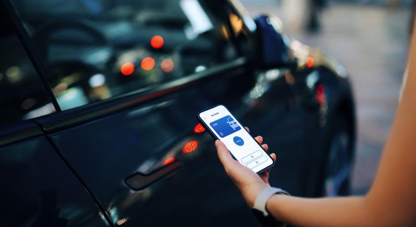 „Még az emberek sem álltak át, hogy az autó is egy kütyü” – A veszély az online térből érkezik