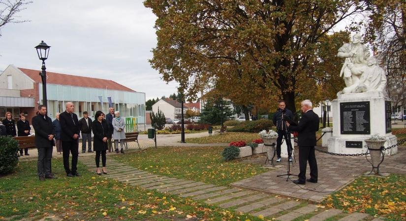 Lerótták tiszteletüket a város halottjai előtt