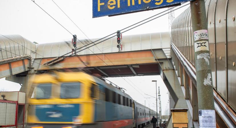 Autóval ütközött egy vonat szombat hajnalban Ferihegynél, a menetrend szerinti közlekedés csak fokozatosan áll helyre