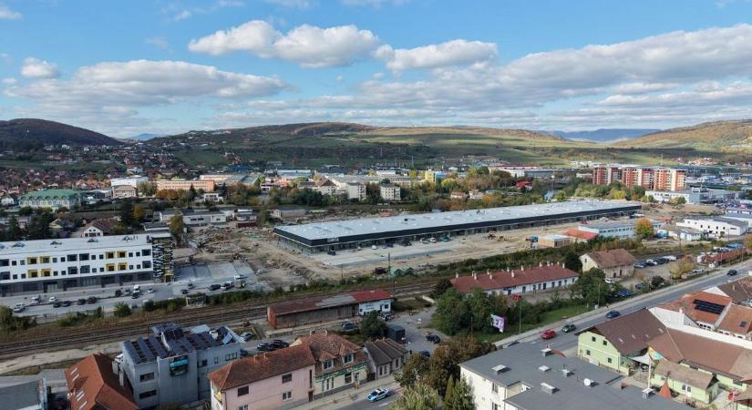 Kiakadt a polgármester: hatalmas pláza épül a városban, de román nyelven hirdetik az új állásokat – figyelmeztette a székelyudvarhelyi lakososokat