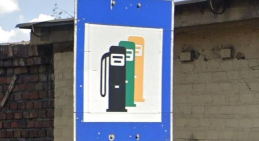 Sokan nem tudják: ezt jelentik a színek a benzinkutat jelző KRESZ-táblán