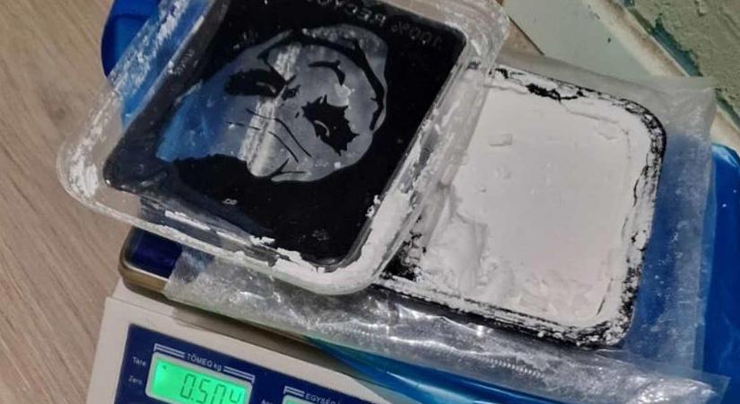 Ötezer adag drogot találtak egy budapesti dealernél