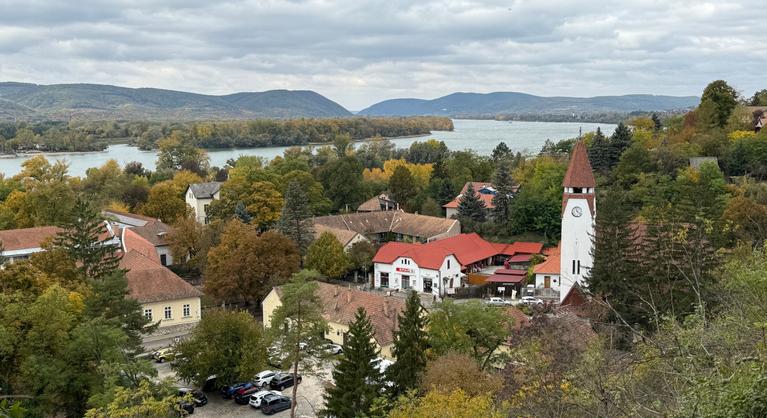 Mégis világított a töklámpás Zebegényben, hiába tiltotta a polgármester