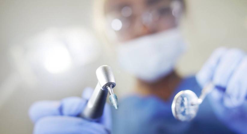 Heteken át csak M&M’s csokigolyókon élt: ezt látta szájában a fogorvos