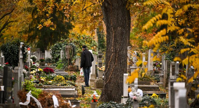 Mindenszentek: hosszabb nyitvatartás a temetőkben