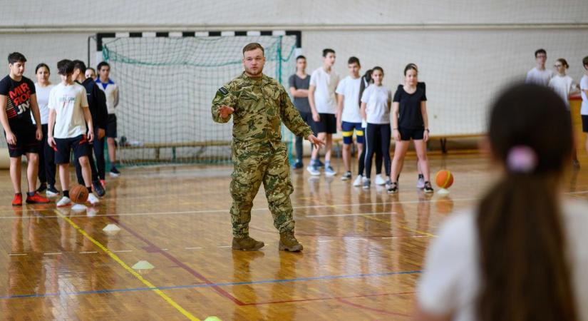 Bajnokként a seregben – ilyen amikor katonák veszik át az iskolai tornatermet!