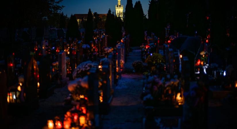 Kigyúltak az emlékezés fényei a soproni temetőben - fotók