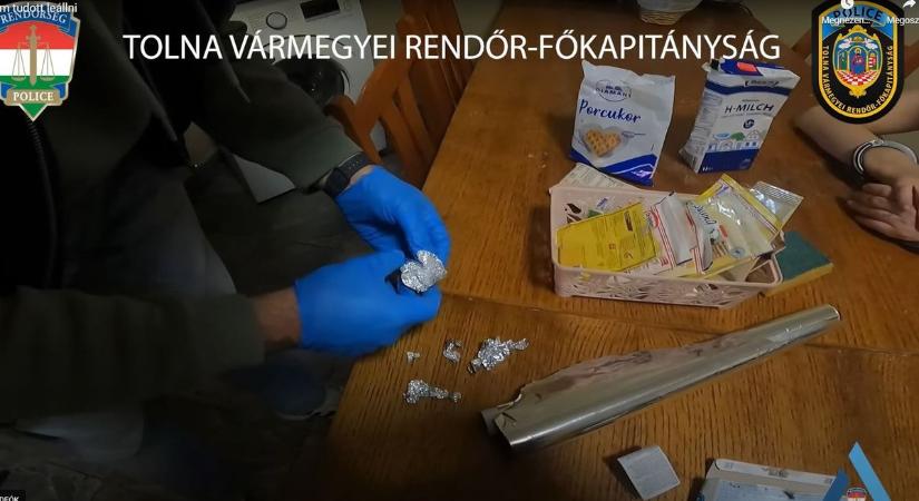 Még házi őrizetben is drogot árult – kattant a bilincs (videóval)