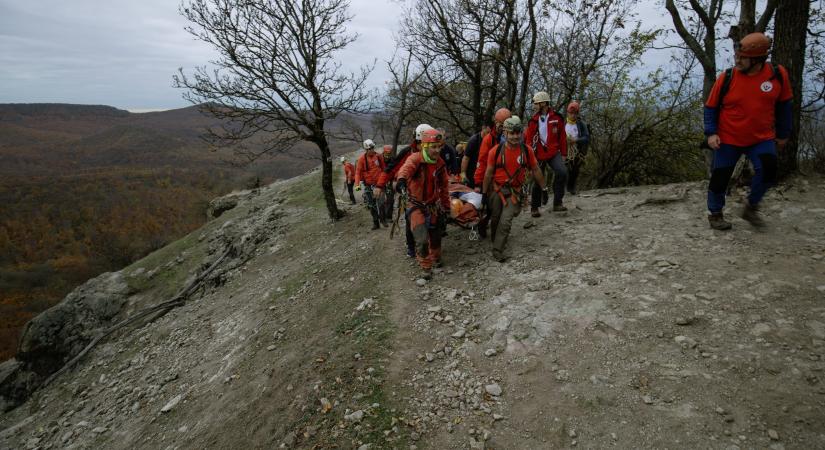 Balesetet szenvedett egy 66 éves nő a Vadálló-köveknél: 24 barlangi mentő hozta le a sérült asszonyt a veszélyes turistaúton