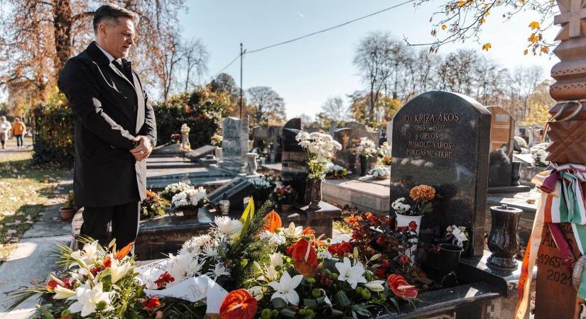 Miskolc néhai polgármestereire emlékezett Tóth-Szántai József