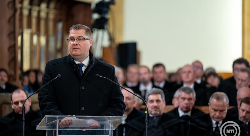 Egy nép addig marad meg, amíg tudja, miben hisz, és kinek, vagy minek a szolgálatában cselekszik