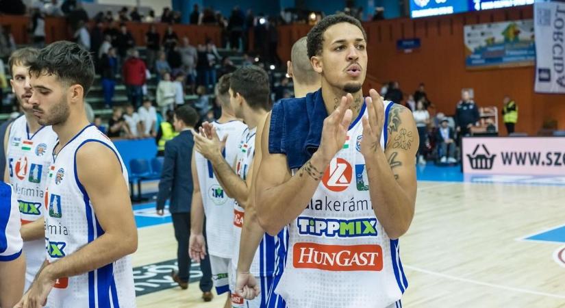 Balhé a tegnapi ZTE-Kaposvár kosármeccsen, izomból behúzott egyet a szurkolónak a légiós