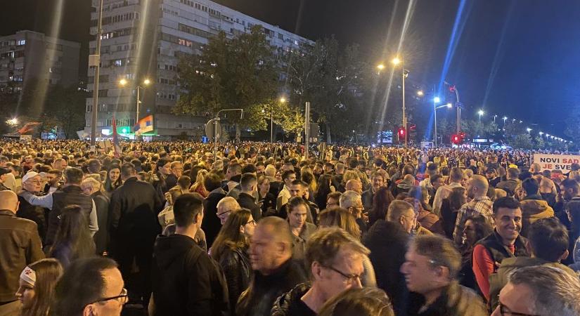Nem felejtenek, nem bocsátanak meg – tízezres tömeg Újvidéken egy évvel a tragédia után