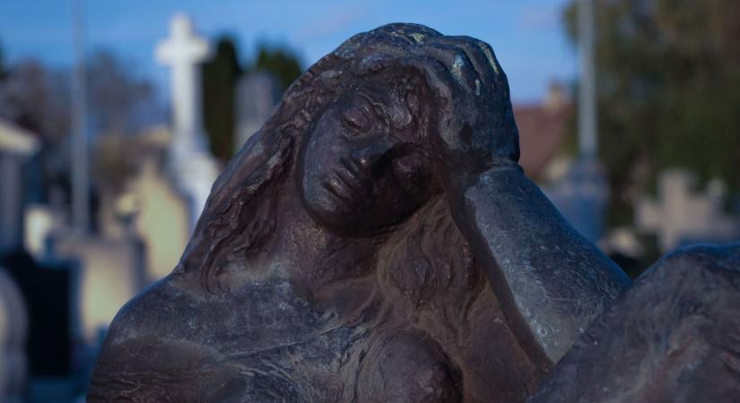 Elcsendesülés a sárvári temetőben - sok fotóval