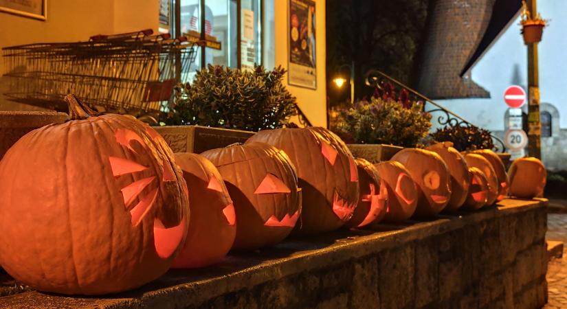Hiába tiltotta meg a polgármester, töklámpások világítottak Zebegény főterén