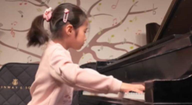 A Kossuth-díjas zongoraművész is ledöbbent, 7 éves csodagyerek játssza a világ legnehezebb Chopin-etűdjét