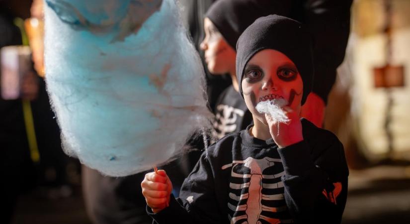 Rémisztő jelmezek és megannyi szórakozás: kicsiket és nagyokat is megmozgatott az év legijesztőbb éjszakája Debrecenben