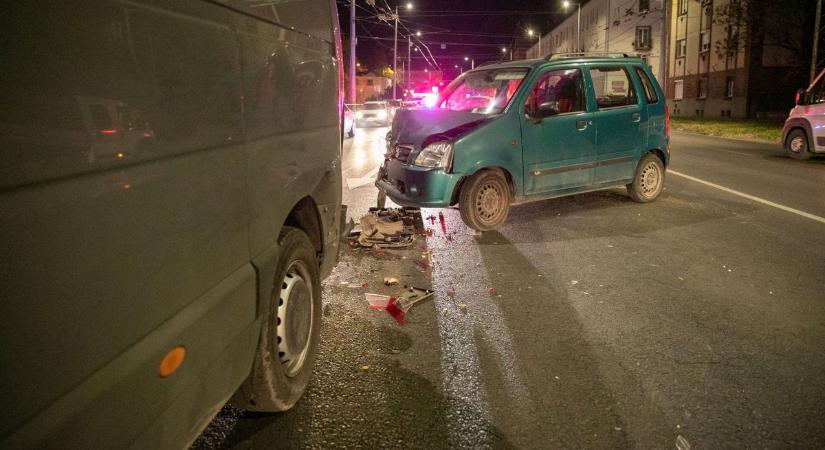 Egy embert kórházba szállítottak a debreceni baleset helyszínéről – fotókkal