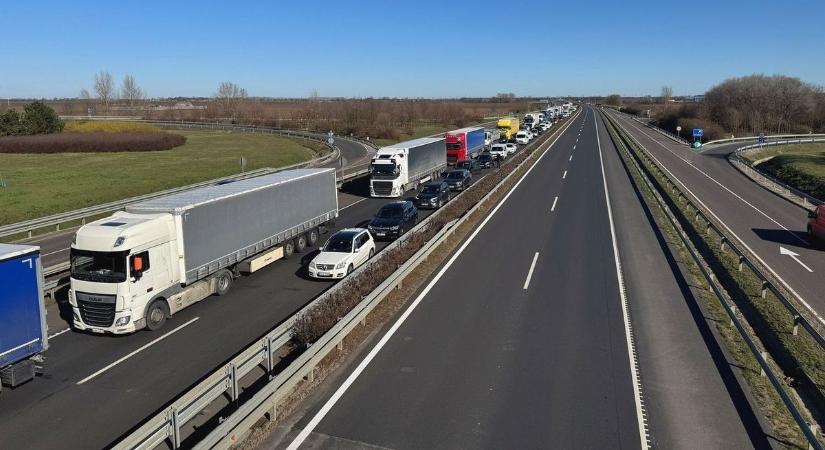 Négy autó ütközött össze az M3-ason, több kilométeres a torlódás