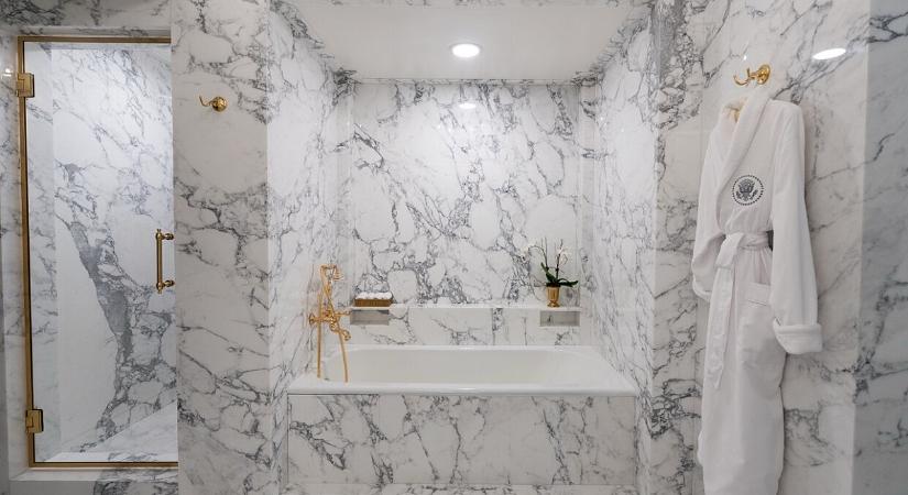 Kibújt Trumpból az építési vállalkozó, Lincoln fürdőszobájától rosszul volt