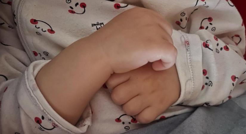 Világszerte is ritka betegséggel született Erik – rajtunk is múlik, meg tudják-e gyógyítani