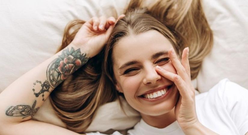 Elképesztő új divat hódít – fogra tetováltatnak a fiatalok (videó)