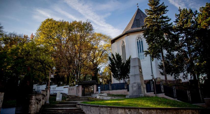 Tizenhat temetőt tett rendbe a miskolci önkormányzat