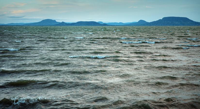Fontos dolgot közölt a Balatonról a hatóság: ezt nem árt tudni