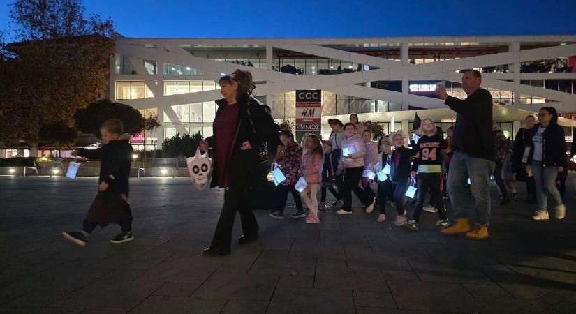 Lámpások világították meg a Siófoki Víztornyot