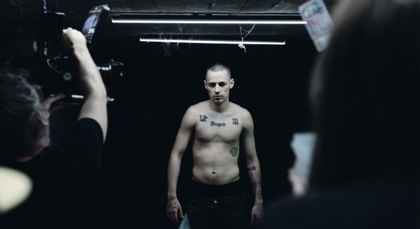 „Tizenhét évesen egy embernek nincsen helye ott, ahol most én vagyok” – nagyot üt az HBO Pogány Induló-sorozata