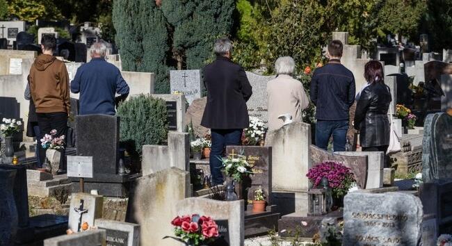 Halottak napja: Országszerte hosszabb ideig tartanak nyitva a temetők