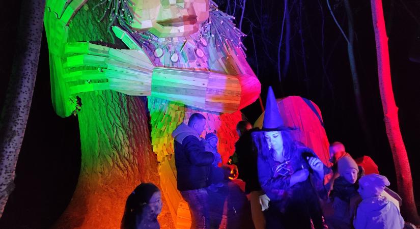 Ötven Halloween tököt faragtak ki az Ölelő Olgánál