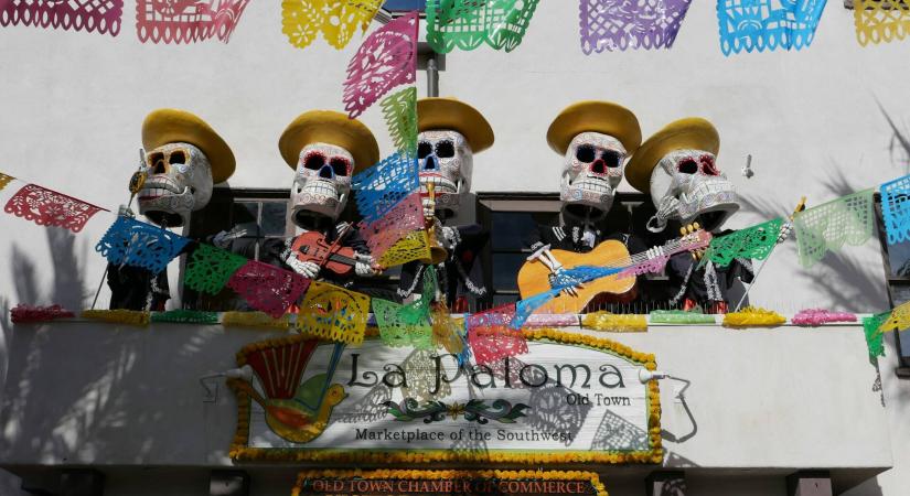 Piknik a temetőben, álarcos felvonulás, sült gesztenye – különleges halottak napi szokások a világban