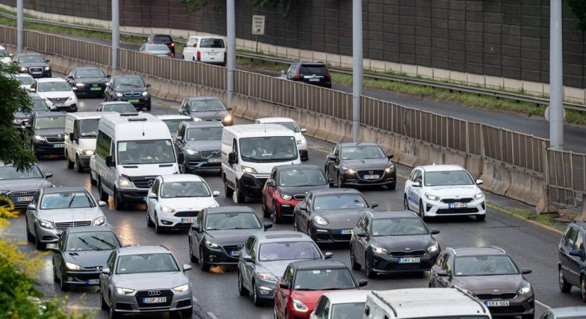 Hármas karambol az M3-ason, a menetidő egy órával is hosszabb lehet