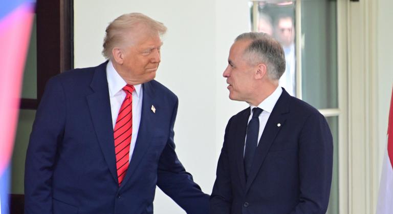 Személyesen kértek bocsánatot Donald Trumptól, de ez sem hatotta meg az amerikai elnököt