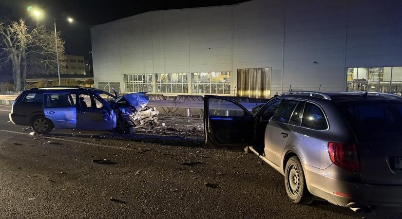 Áttért a szemközti sávba, frontálisan ütközött egy másik személyautóval