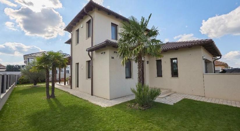 Azt hihetnéd egy mediterrán szigeten vagy, pedig ez a ház Győrben eladó - fotók