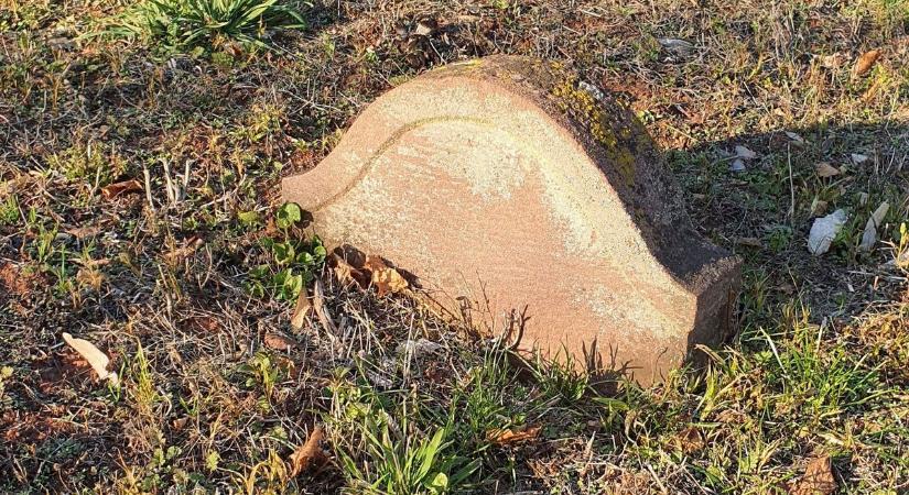 Elfeledett nevek, elfeledett arcok között – Egy régi temető sírkövei