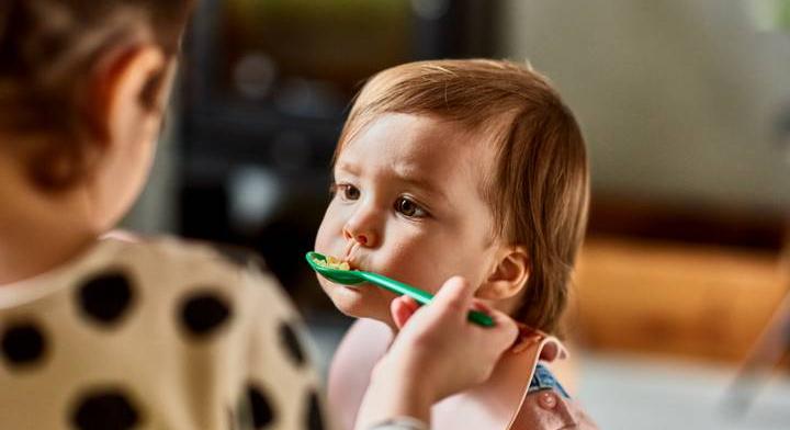 Extrém trend terjed a szülők körében: sokan kizárólag hússal etetik a gyermeküket