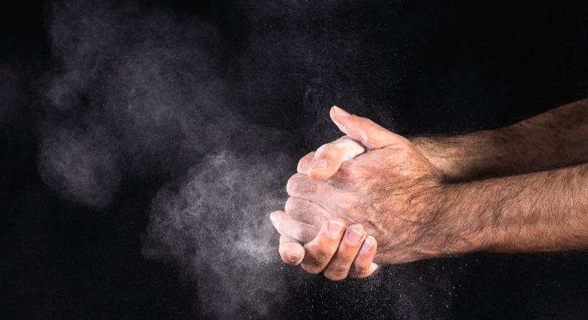 Naponta több százan pofozzák fel ezt a két szobrot: jó okuk van rá