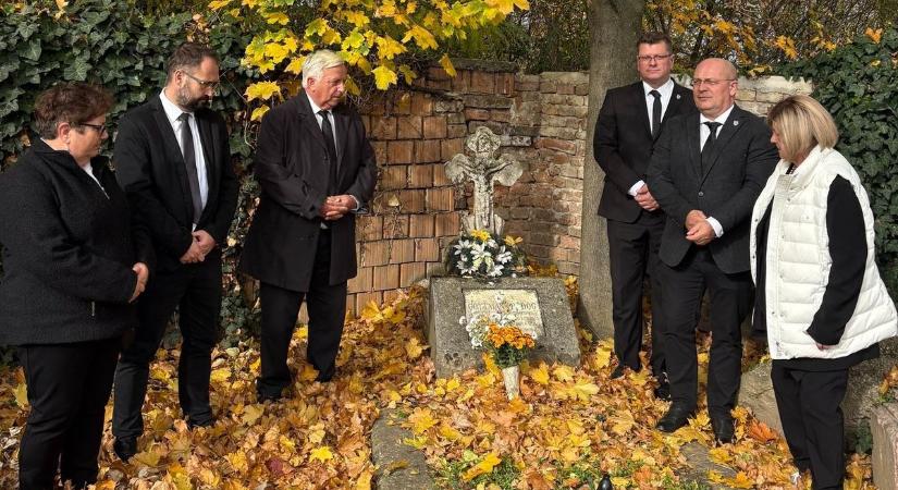 Az idén is bejárták a temetőket - A celldömölki önkormányzat a város halottaira emlékezett