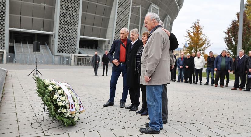 Az elhunyt válogatott játékosokra emlékeztek a Puskás Arénánál